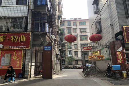 红星家园精装套三带附房售价75万